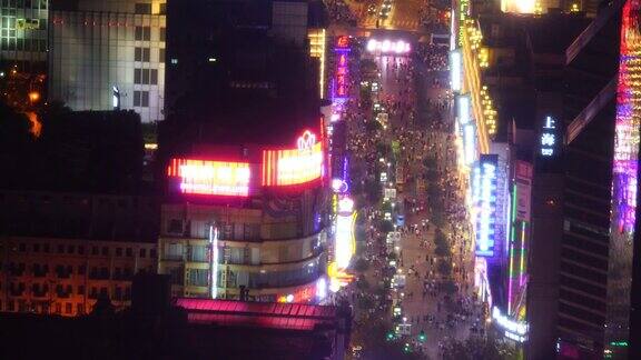 南京路的人这是上海最大的购物区