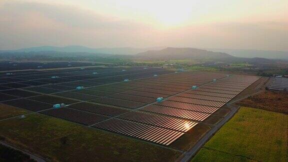 太阳能电池板农场制造清洁电力