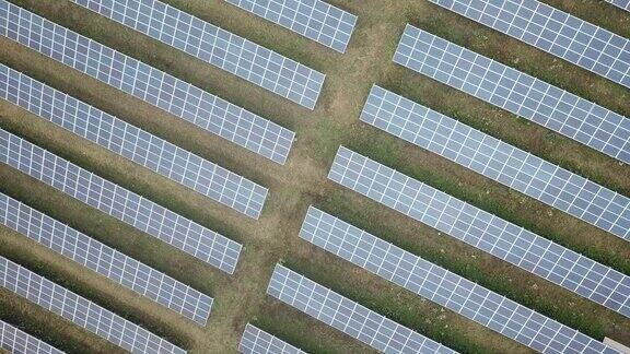 鸟瞰图的太阳能农场生产清洁可再生的太阳能工业景观