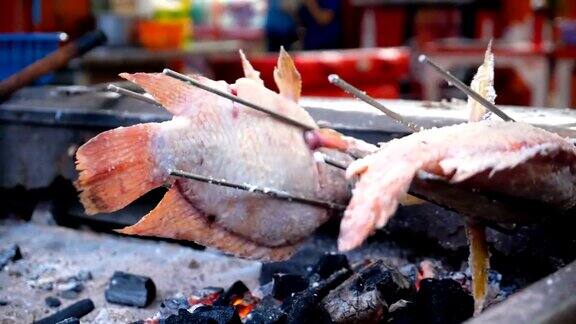 泰国街头小吃烤鱼与盐