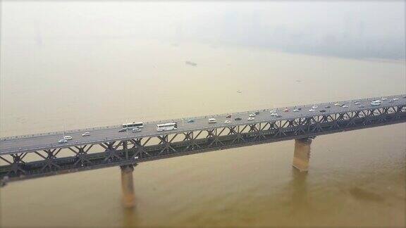 武汉市著名的交通长江大桥湾航拍全景4k倾斜转移中国