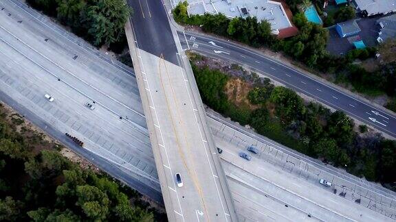 带立交桥的高速公路鸟瞰图