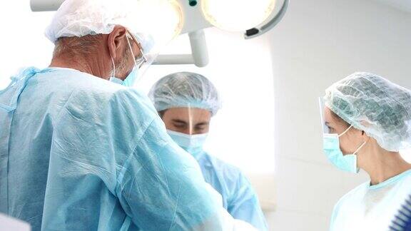 手术团队进行手术的慢动作镜头