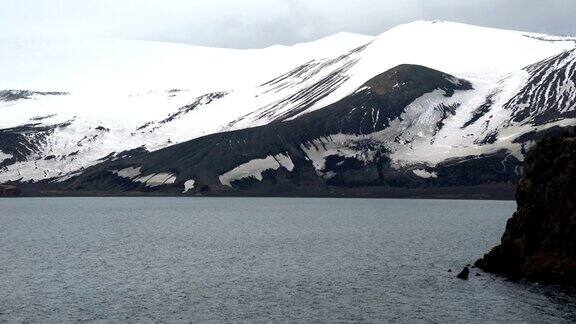 有冰山和山脉的南极景观
