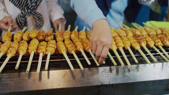 近距离观看厨师在夜市街头烹饪