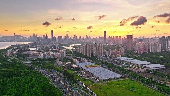 中国深圳日落时城市建筑、和自然风光的航拍照片