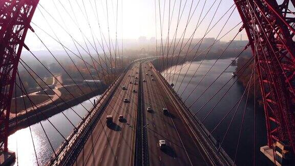 鸟瞰风景如画的桥横跨莫斯科河在莫斯科白天红色斜拉桥上车辆通行