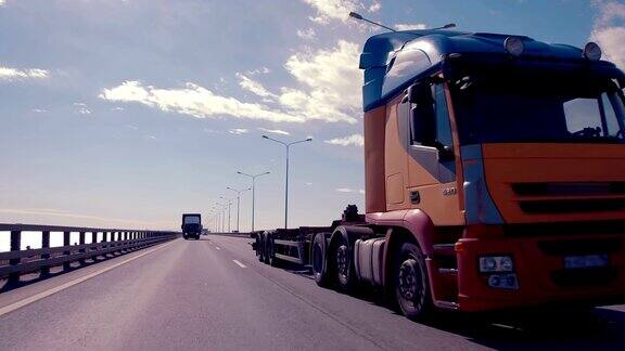 空空如也的货车没有集装箱在蓝天的映衬下行驶在高速公路上