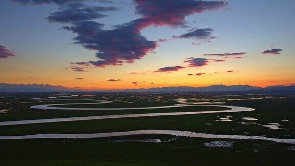 蜿蜒的河流和草原是新疆的自然风光