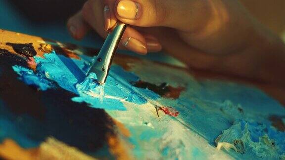 女人在调色板上调色颜料画布上的油画
