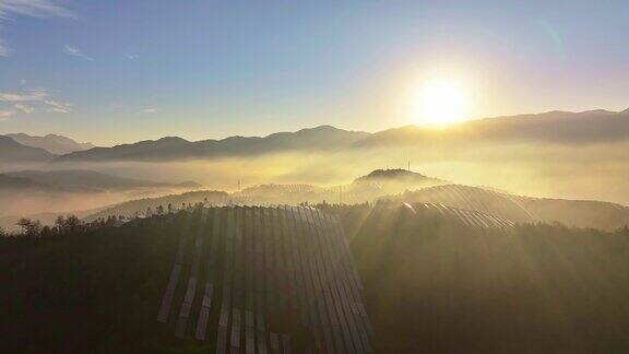 山上太阳能光伏板的航拍照片