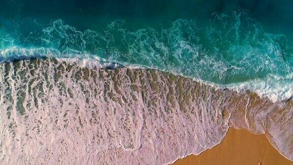 鸟瞰清澈的绿松石大海和波浪