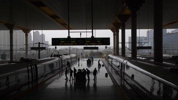 南京白天火车站拥挤站台慢镜头全景4k中国