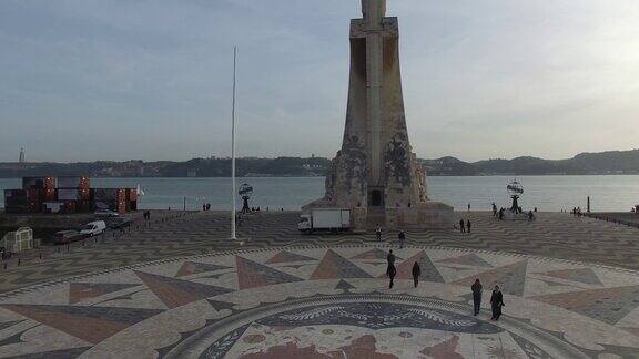 PadraodosDescobrimentos(英文为“发现纪念碑”)是葡萄牙里斯本塔古斯河北岸的一座纪念碑