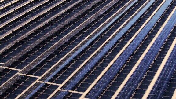 沙漠中大型工业太阳能农场上空鸟瞰图