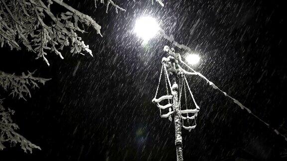 冬雪大风雪夜里配灯柱