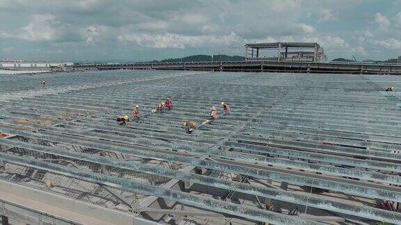 工人建造工厂的金属屋顶