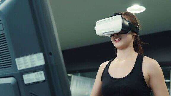 年轻女性喜欢做健身使用虚拟现实的虚拟跑步在健身房锻炼