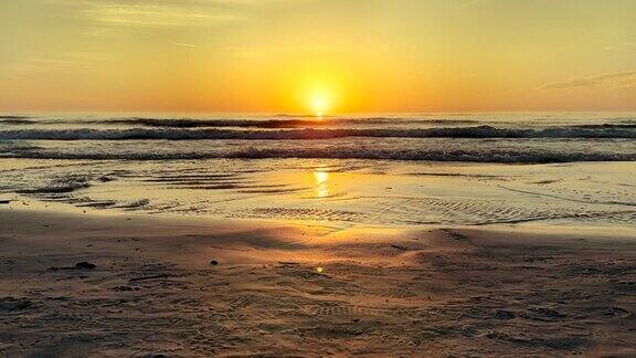 橙色日落期间的美丽海景