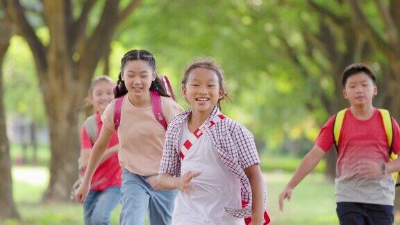 快乐的小学生在学校奔跑回到学校