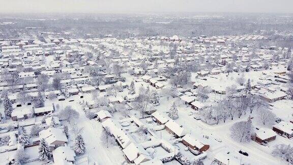 鸟瞰图蒙特利尔郊区在冬季雪灾后拉瓦尔魁北克加拿大