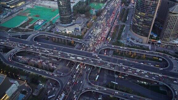 无人机视点立交桥和城市交通在黄昏