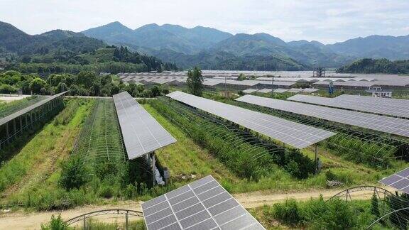 无人机拍摄安装在农场的太阳能电池板