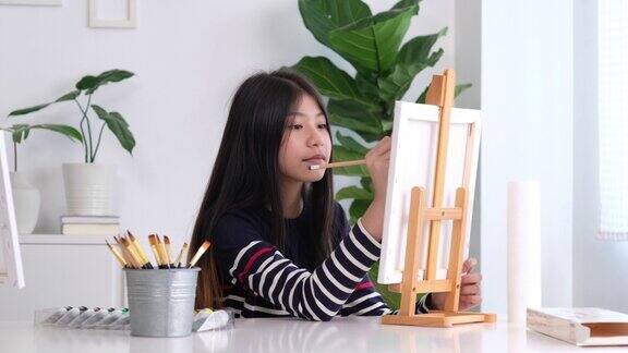 亚洲可爱的女孩素描帆布框架