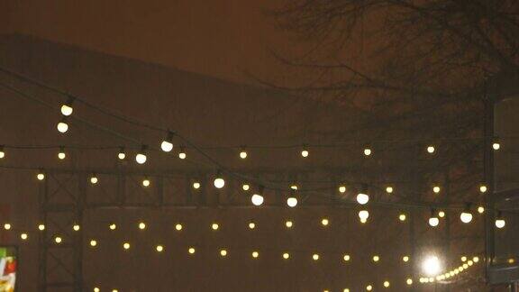 在爱沙尼亚的塔林悬挂在街道上的灯泡