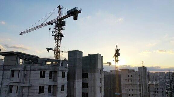 大型建筑工地用起重机来建造房屋