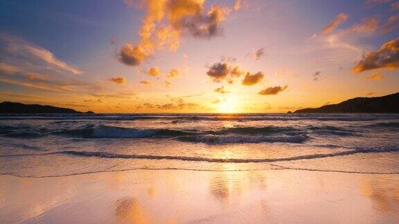 全景日落或日出在海云太阳闪耀金色的天空加勒比海的热带岛屿