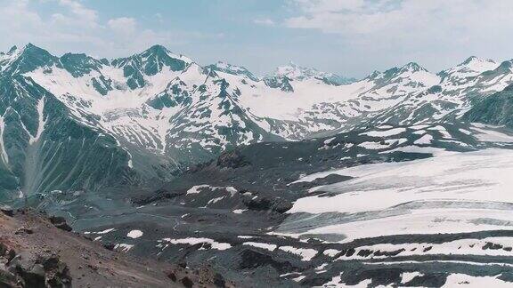 航拍的风景如画的自然雪山岩石景观