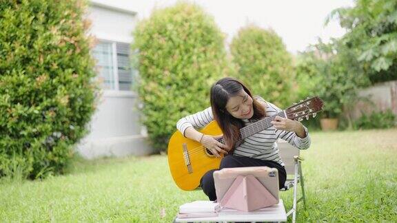 在自家后院和网友一起弹吉他