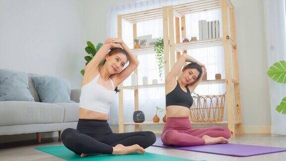 女性朋友在家里一起做瑜伽普拉提锻炼健身