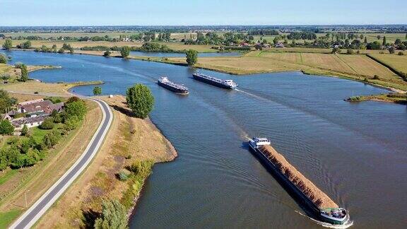 在荷兰的一条河上航行的驳船
