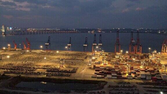 港口商业码头夜间鸟瞰图