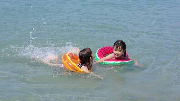 4K小亚洲女孩一起在热带海滩上玩暑假
