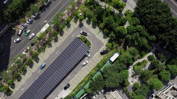社区停车场太阳能板屋顶鸟瞰图