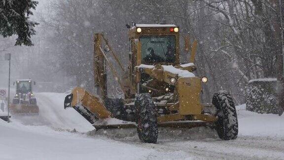 犁清除积雪覆盖的道路
