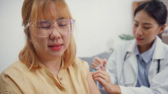 亚洲女医生在家医院给病人打针