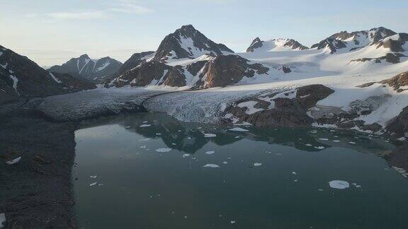 全景无人机飞行在海冰和冰川的阿普西亚吉克岛东格陵兰岛