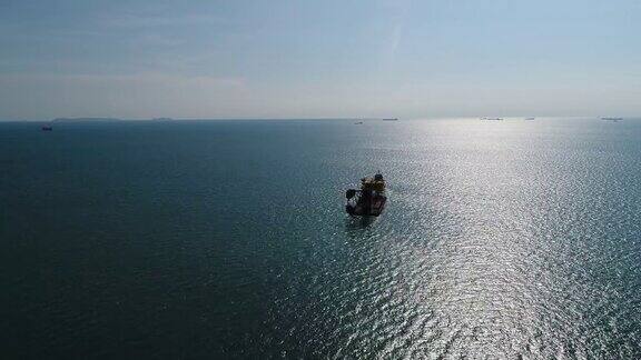拖船装载海上石油钻井平台的鸟瞰图