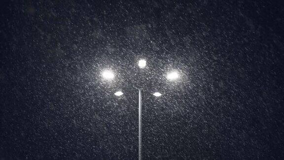 晚上下大雪路灯下的暴风雪危险的降雪