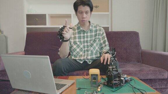 工程师通过控制电子手套来测试机器人手