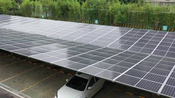 停车场顶棚的太阳能电池板