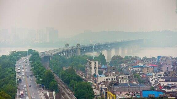 天雾武汉著名的黄鹤屋顶交通大桥河流全景4k时间流逝中国