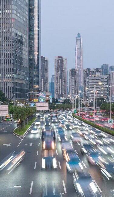 从黄昏到夜晚中国深圳福田区CBD主干道的交通流量和城市风景