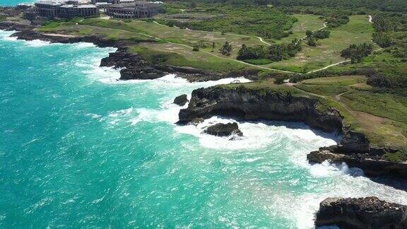 澳门海滩碧蓝的海水和石崖多米尼加共和国