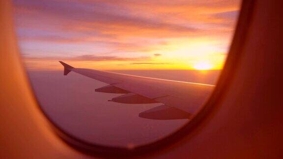 日出或日落视图飞机机翼从飞机窗口