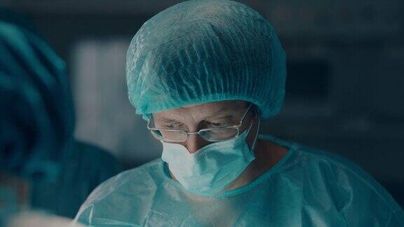 集中外科医生进行外科手术的肖像